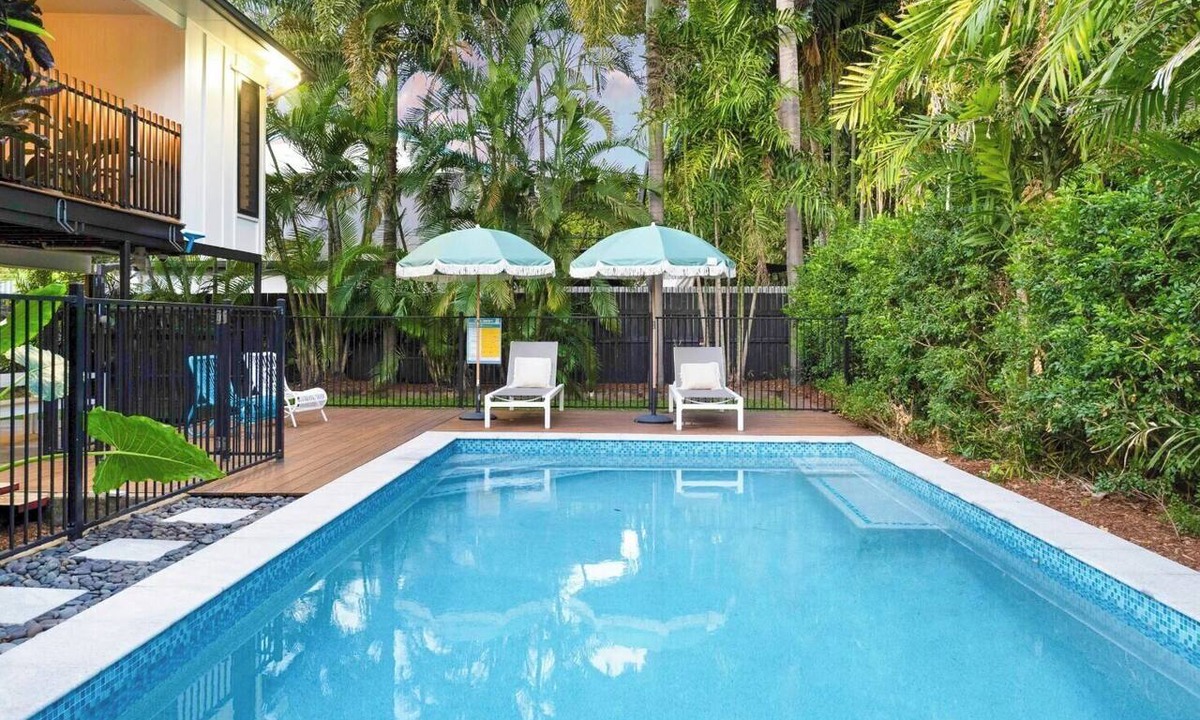 Mundingburra Apartment | Tropical Poolside Studio