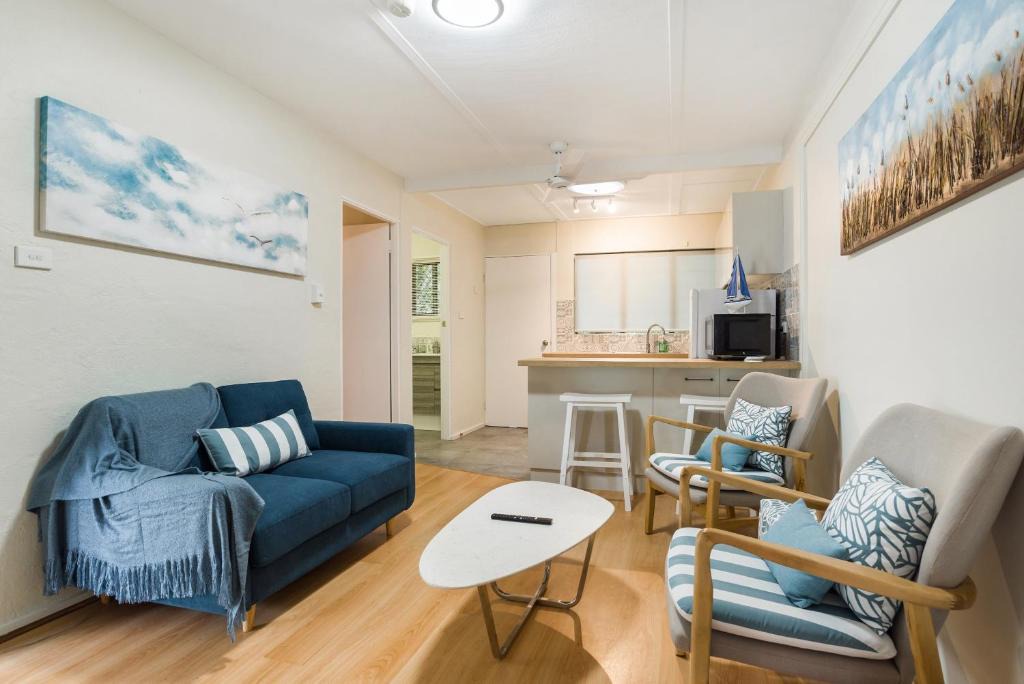 Palm Cove Apartment | Tropical Unit with Private Fenced Garden Close to The Beach 4
