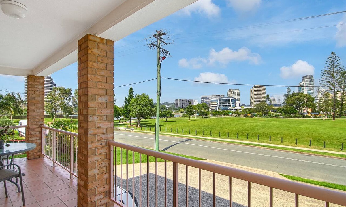 Tweed Heads Apartment | Tumut Unit 1- Great location easy walk to Tweed Heads, Rainbow Bay beaches and Twin Towns RSL