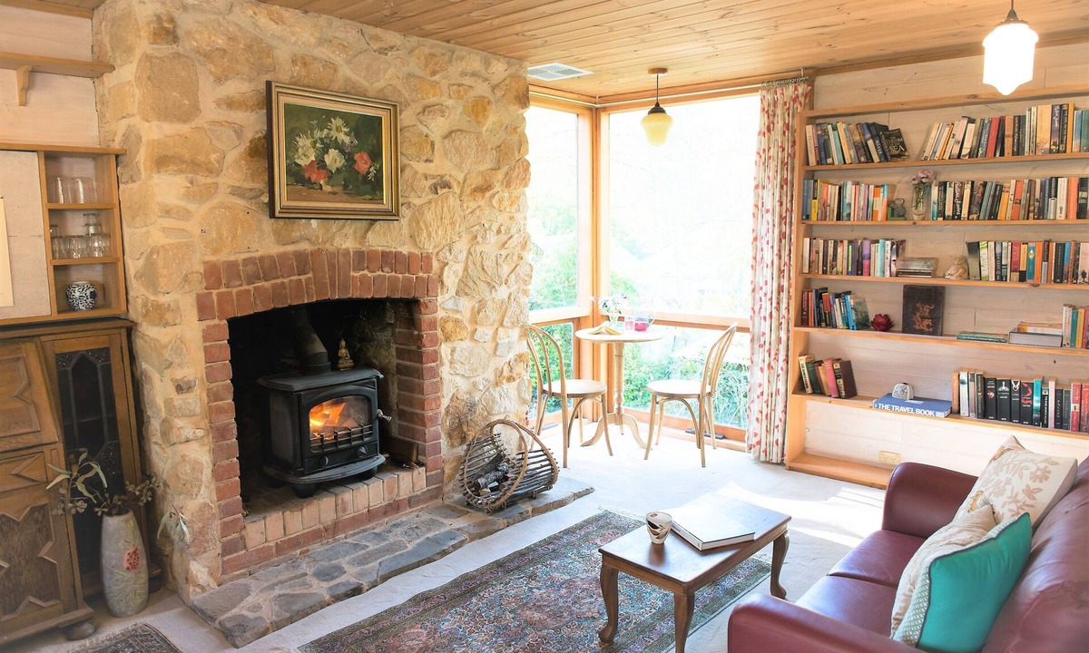 Crafers Cottage | Unwind Holidays Camellia Cottage: Hideaway in the Picturesque Adelaide Hills.