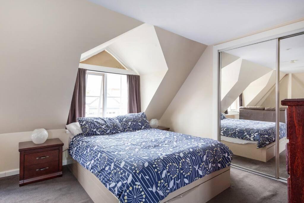 Flemington Apartment | Upstairs Studio Apartment with street access
