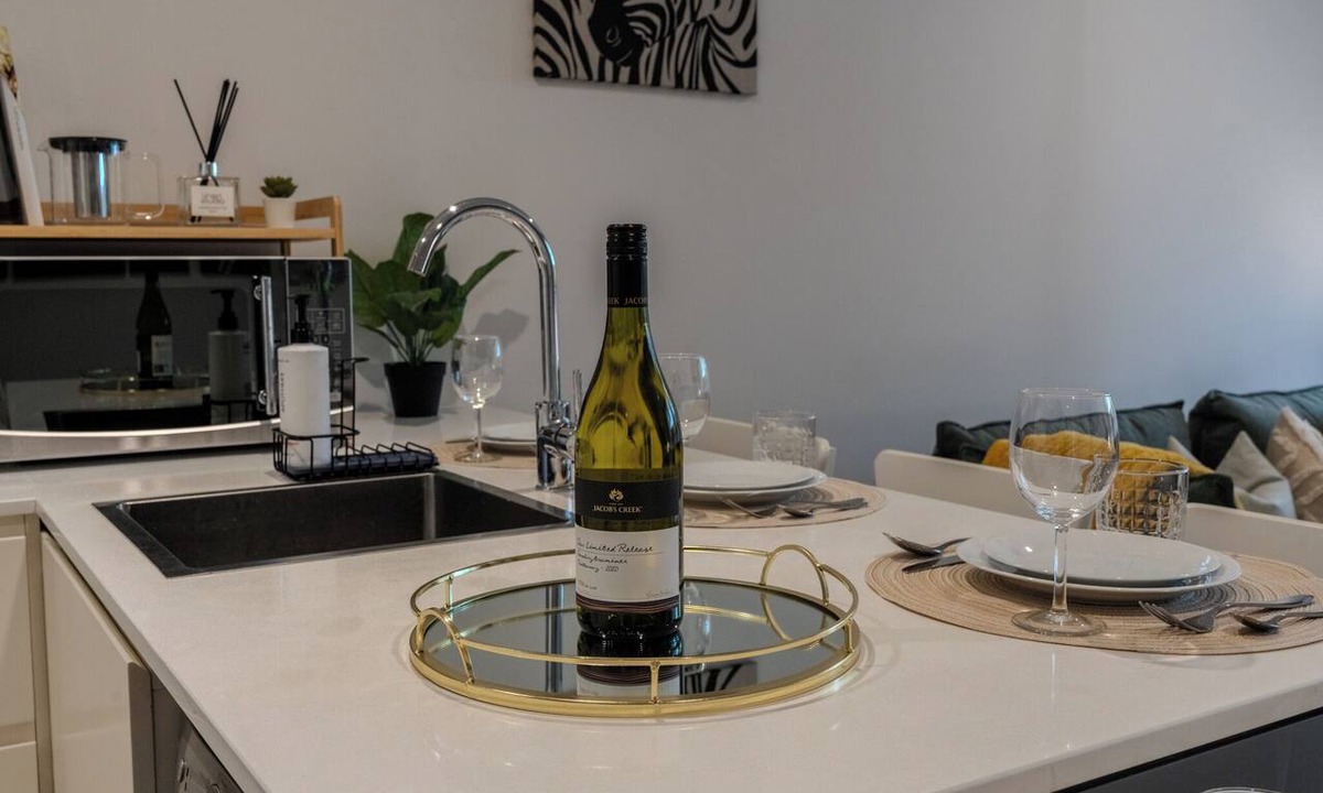 Collingwood Apartment | Urban Poolside Retreat | Sleep 6 | Free Parking