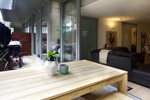 Port Melbourne Apartment | Urban Sea Drift