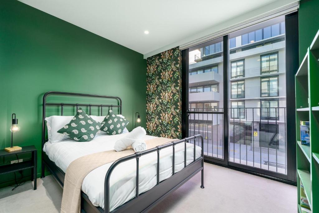 Kingston Apartment | Vibrant Stay with Lakeside Charm in Kingston