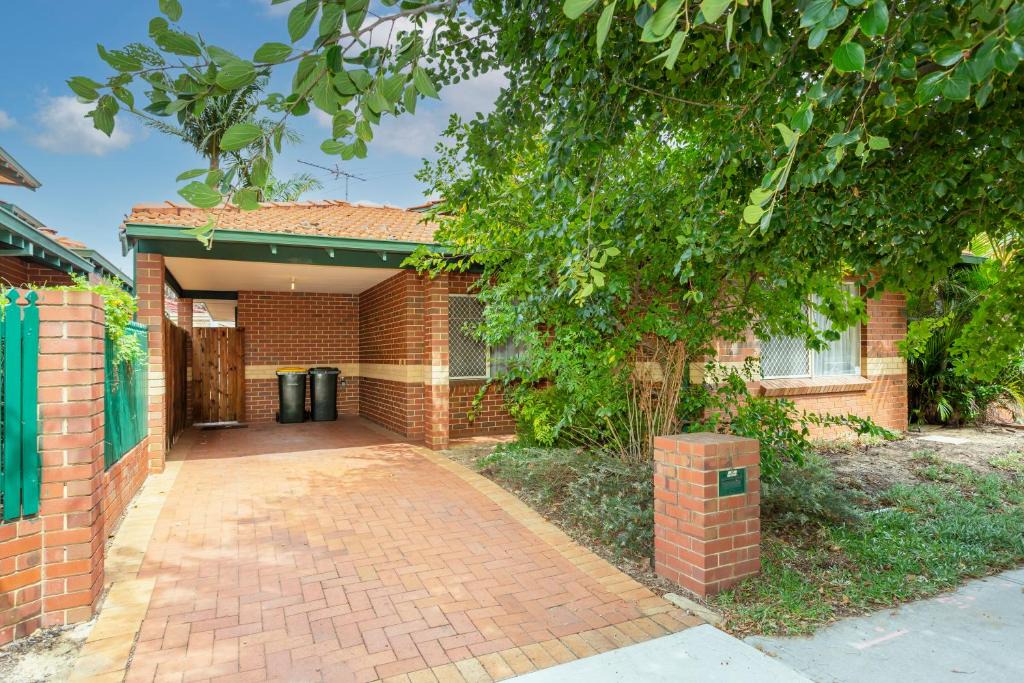 Raphael Precinct House | Victoria Park Villa 2