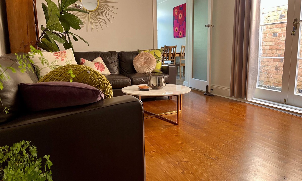 Melbourne House | Victorian Terrace in Princes Hill: Princes Park, Lygon St, Uni & Hospitals