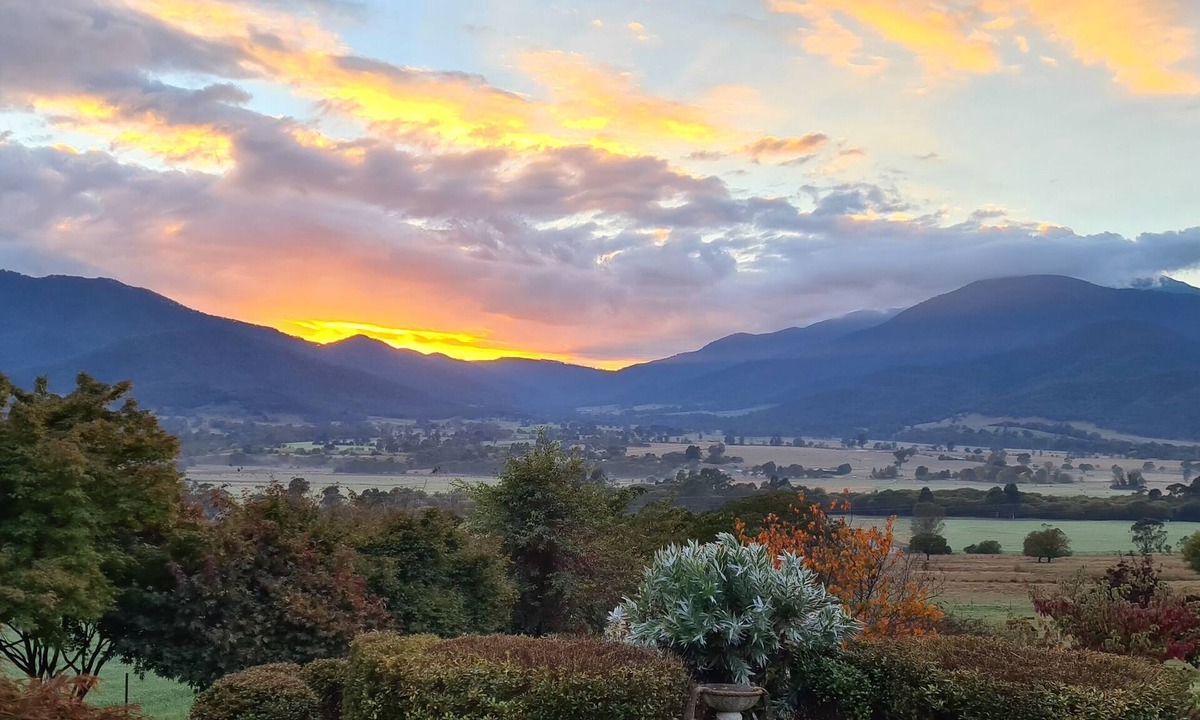 Tawonga House | "View 180" - magnificent mountain and valley views.