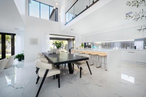 Mount Eliza House | Villa Capri - Luxe Modern by the Village