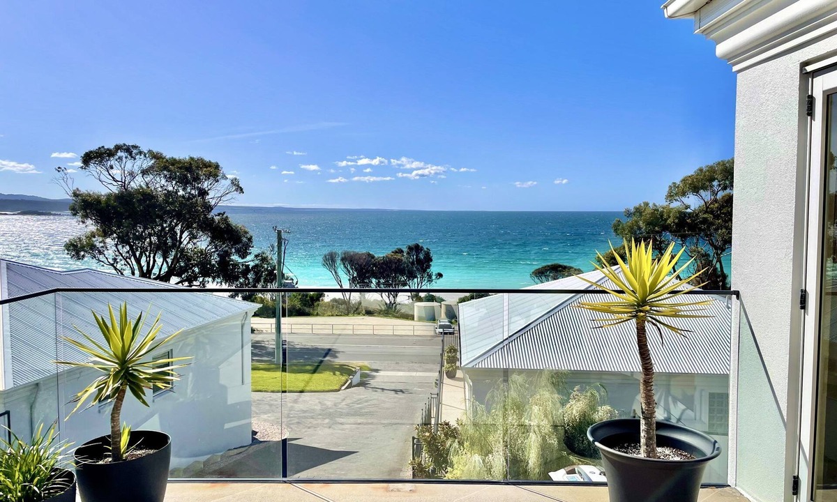 Binalong Bay House | Villa Jasper - Spacious villa style accommodation with panoramic views