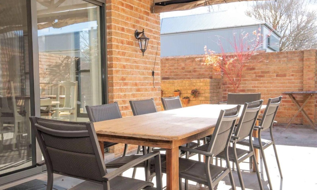 Orange House | Villa on Rosemary. Private Lane. Walk to CBD.