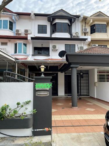 Teluk Kumbar House | Villa Prisha