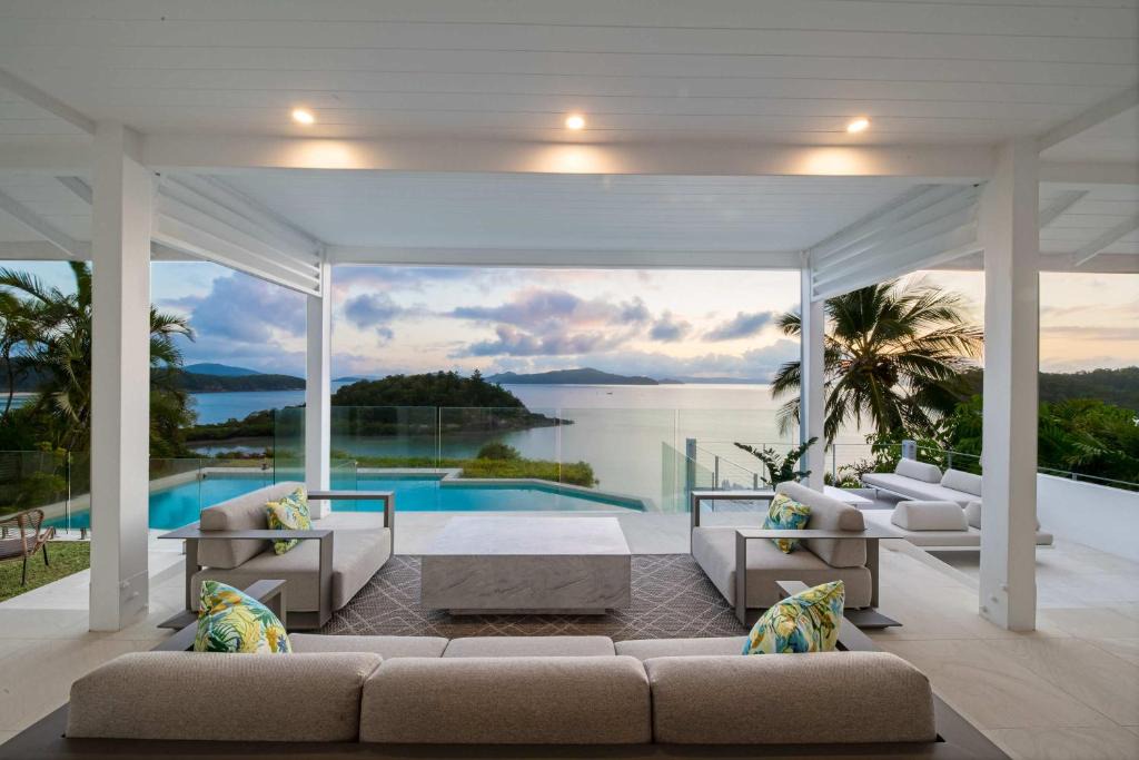 Shute Harbour House | Vue de Bleu' Luxury Whitsunday Ocean View Retreat
