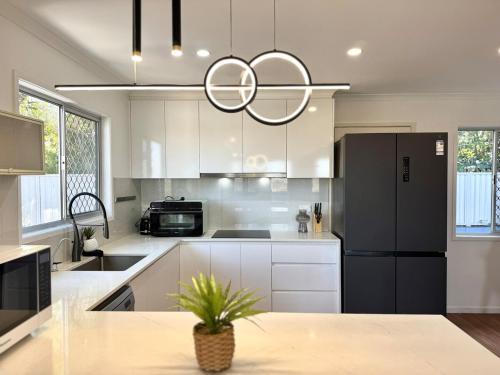 Slacks Creek House | Wake up to Mountain Vista 3BR Light-filled Cottage