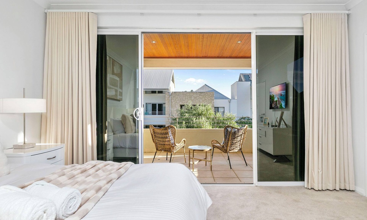 North Coogee House | Walk to Beach Coastal Home in Coogee