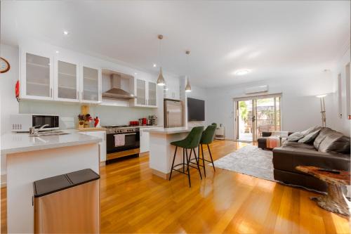 Flemington House | Walk to Flemington Racecourse - Free Parking & Wi-fi