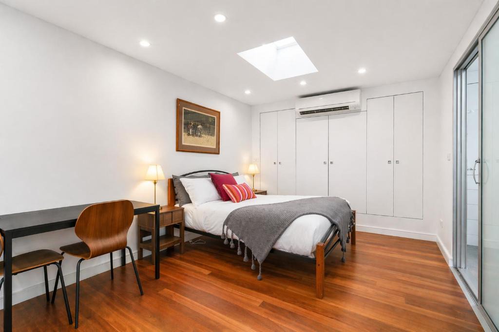 Pyrmont Apartment | Walking Score 95 - Self Check In - 100Mbps - AC - Smart TV - Kitchenette