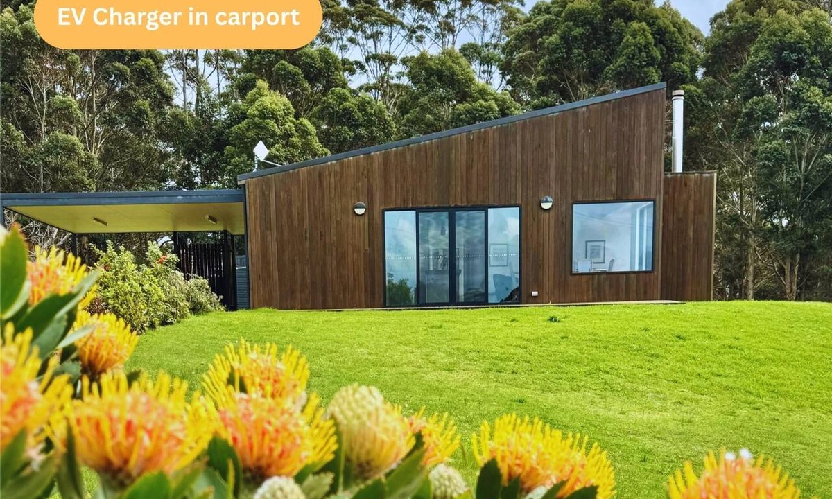 Shadforth House | Walnut Grove: Modern comfort with expansive views