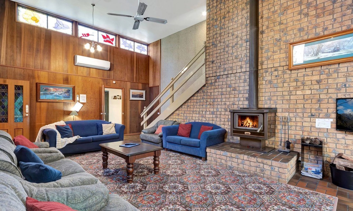 Bright House | Warrina - Overlooks Ovens River and five minute walk into town