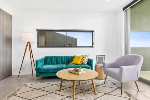 Birtinya Apartment | Water View 2BR Apt with Fast WiFi, Pool and Parking