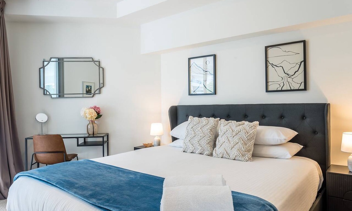 West End Apartment | WaterEdge West End Retreat