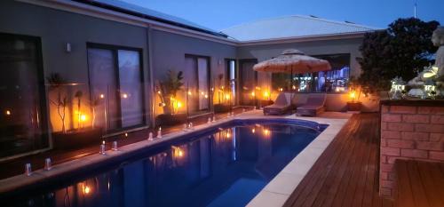 Nangkita House | Waterfront Homestay with POOL SPA SAUNA