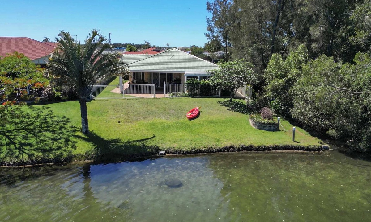 Yamba House | Waterfront - Kolora Lake House - Oceanstays