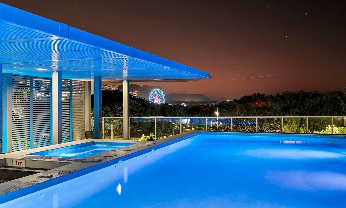 Cairns Central Business District Apartment | Waterfront Luxe Retreat w/Rooftop Pool & Gym