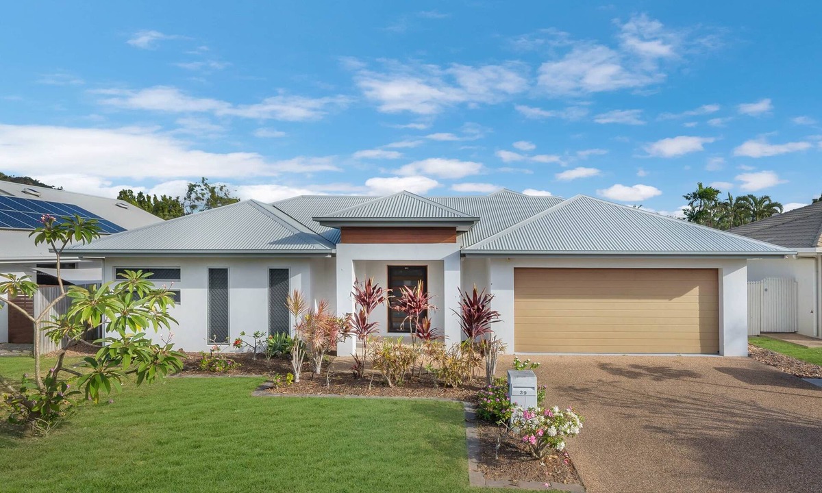 Douglas House | Waterlily Haven | 4BR Home + BBQ + Parking