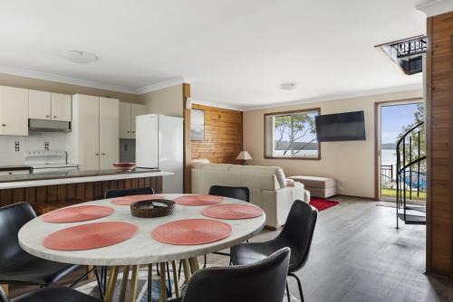 Erowal Bay House | Waters Edge - Belle Escapes Jervis Bay