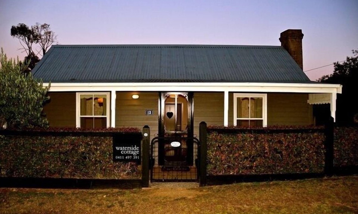 Daylesford House | Waterside Cottage - Perfect Lakeside Location