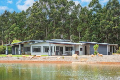Wilyabrup House | Waterside Wilyabrup - Lake View - Family Friendly