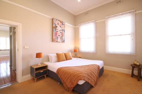 Wagga Wagga Apartment | Waterviews - Hidden Gem in CBD - Sleeps 10
