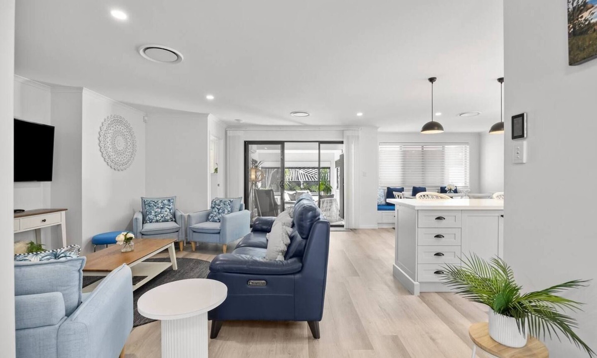 Parrearra House | Waves Beachy Riverside Style near Warana Foreshore