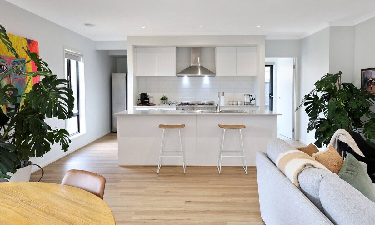 Armstrong Creek House | Waves + Moore; Sleeping 8, 3 bedroom, 2 bathroom, Aircon, Geelong, Beaches, Golf