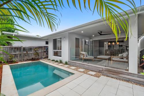 Palm Cove House | Waves Ocean Edge