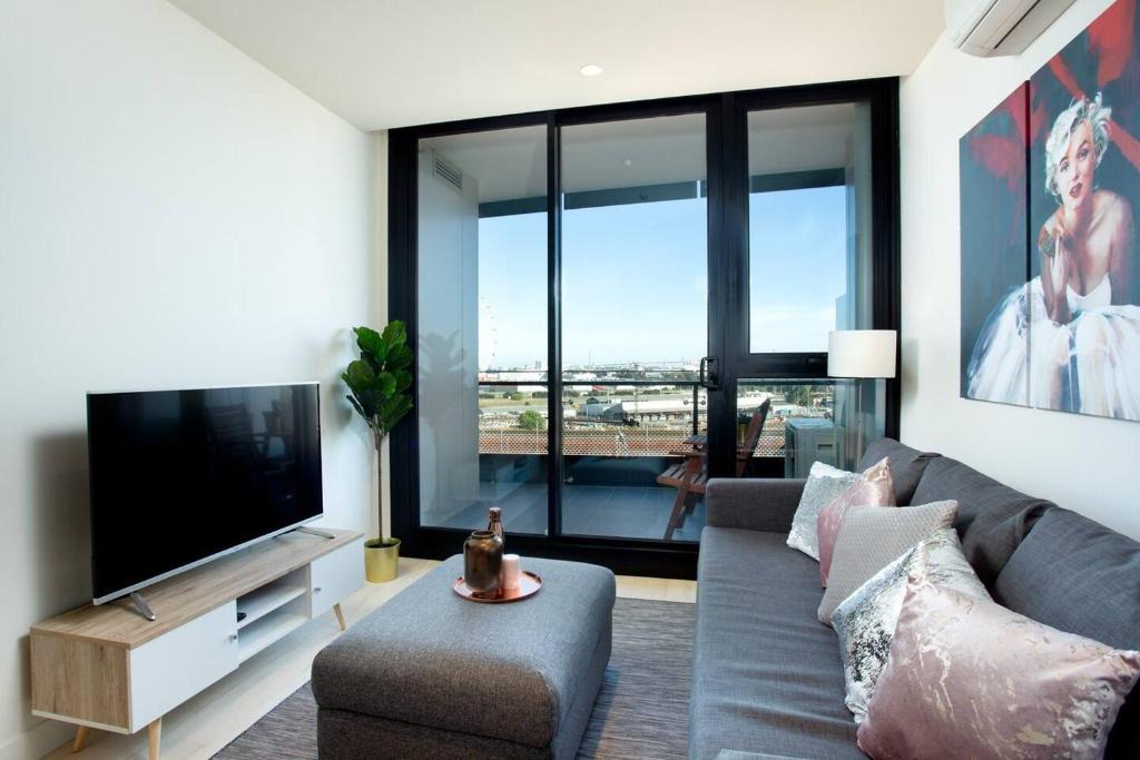 West Melbourne Apartment | Well-connected North Melbourne Escape with Balcony