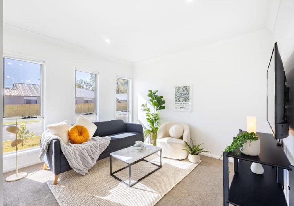 Browns Plains House | Well-decorated 4BR Family home steps to mall