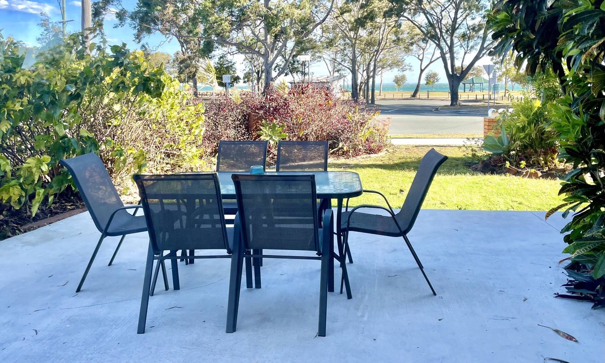 Bongaree Apartment | WHISPERING PALMS