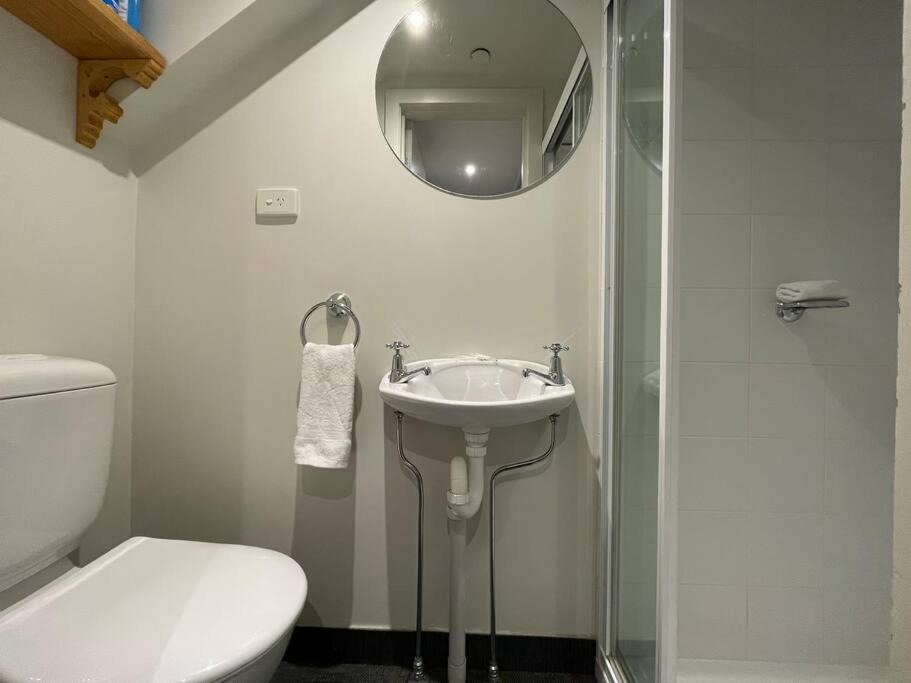 Hotham Heights Apartment | White Crystal 210
