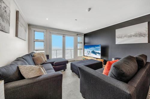 Hotham Heights Apartment | White Crystal 216
