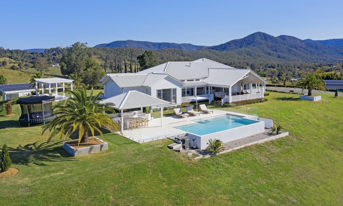 Mount Samson House | White Crystal (With Car Parking)