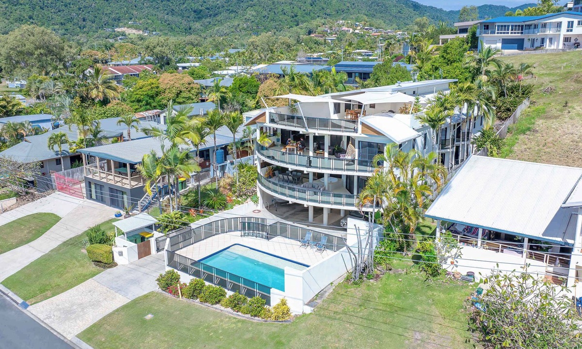 Cannonvale Apartment | Whitsunday Escape - Beachfront Penthouse with Shared Pool