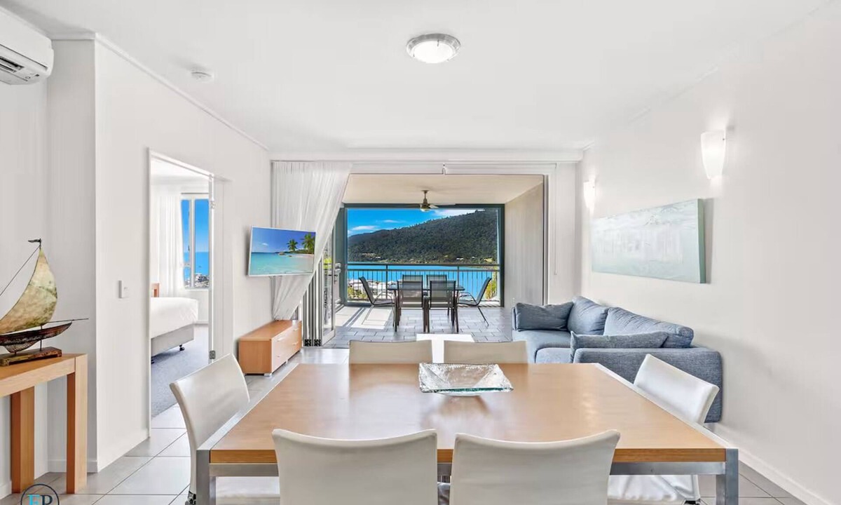 Airlie Beach Apartment | Whitsunday Oceans! Infinity Pool, Restaurant, Gym, Spa bath and Coral Sea View!