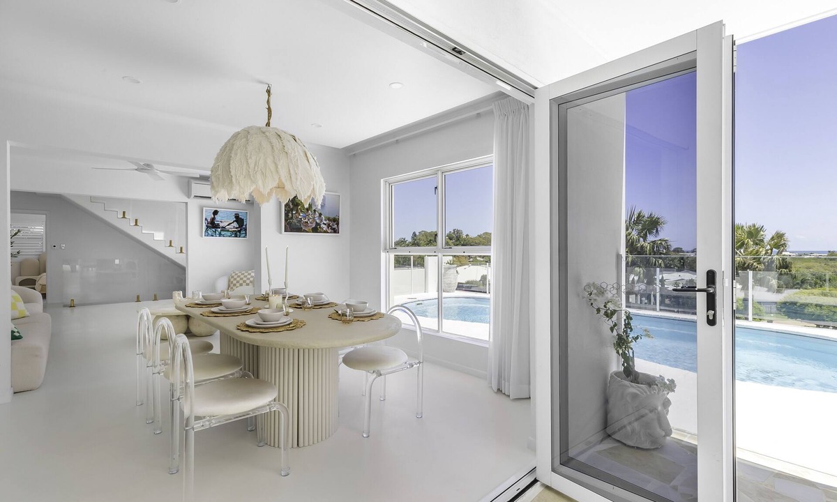 Eimeo House | WhitsunStays - The Cyclades n3br, 2bth, Pool, AC Throughout