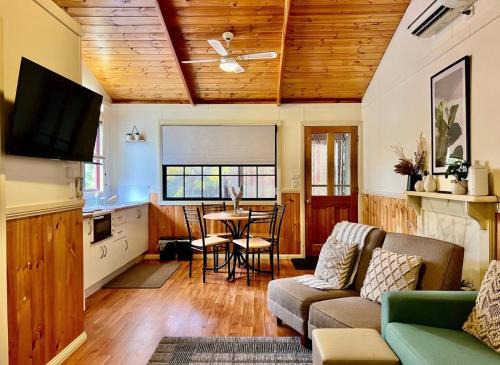 Chiltern Apartment | Willuna Farm Stay