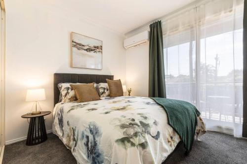 Windsor Apartment | Windsor Base - Steps to Shopping, Dining & Nightlife