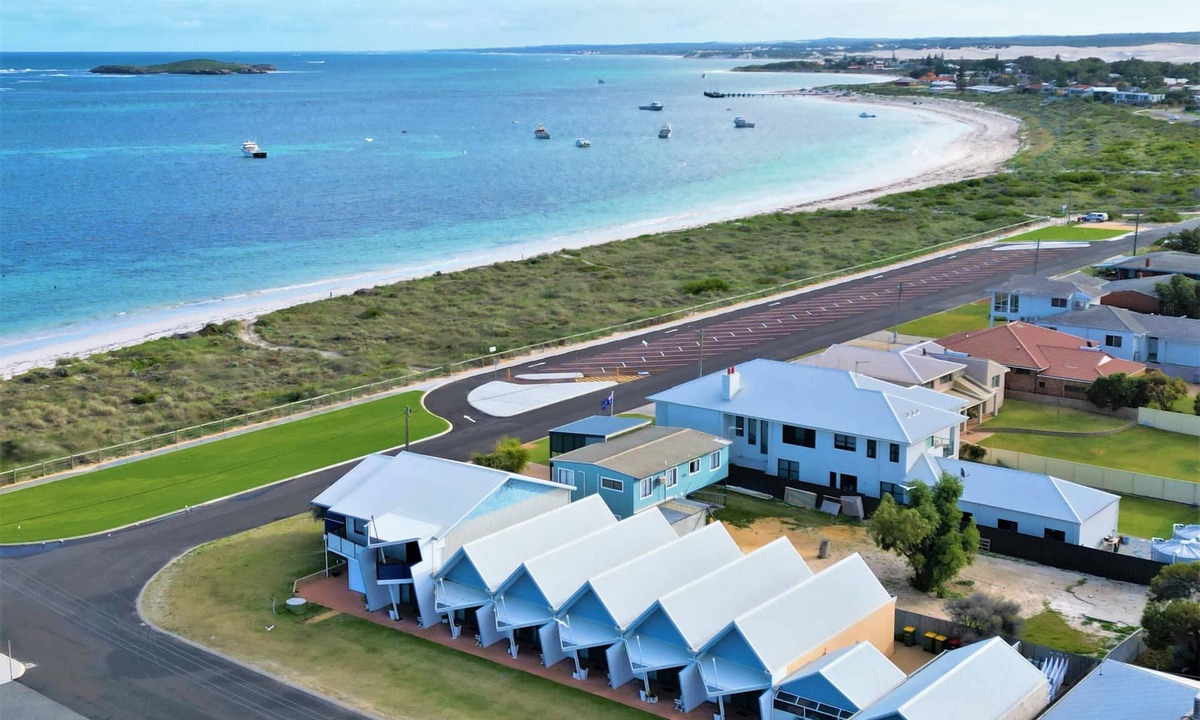 Lancelin House | Windsurfer Beach Chalet 3 - No frills holiday vibe