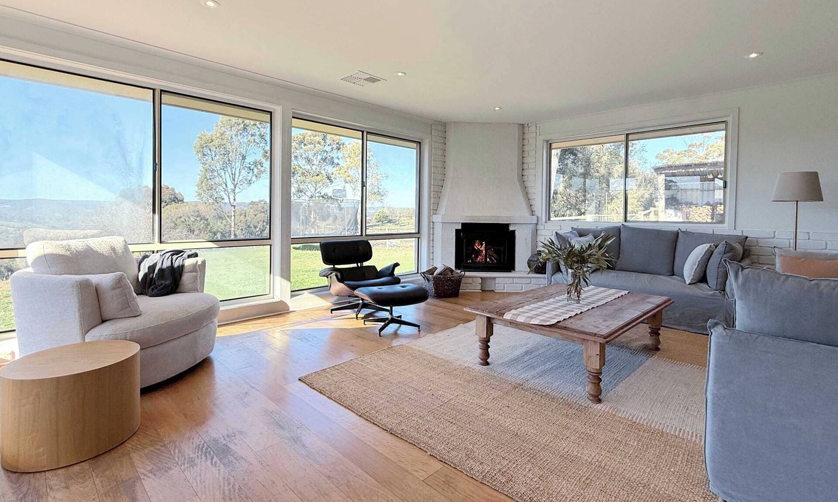 Clarendon House | Wineries, Rolling Hills, Alpacas and Chickens
