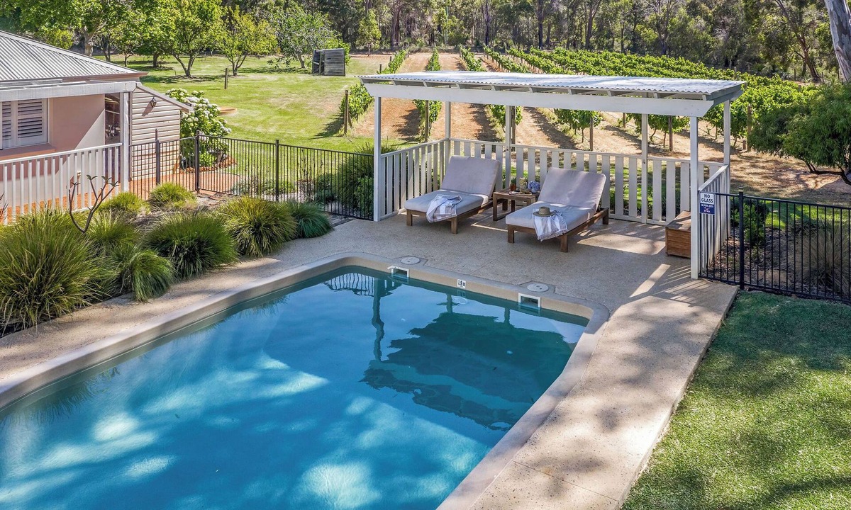 Yallingup Siding House | Yallingup Homestead - Lakeside Rural Retreat