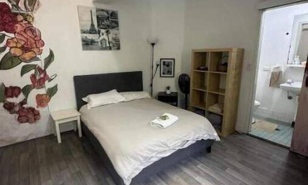 Surry Hills Apartment | Your B&B steps into Oxford St